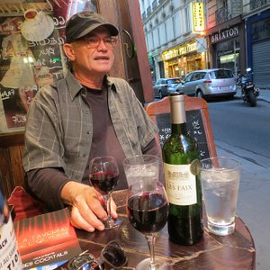Wine lips on Rue de Caumartin