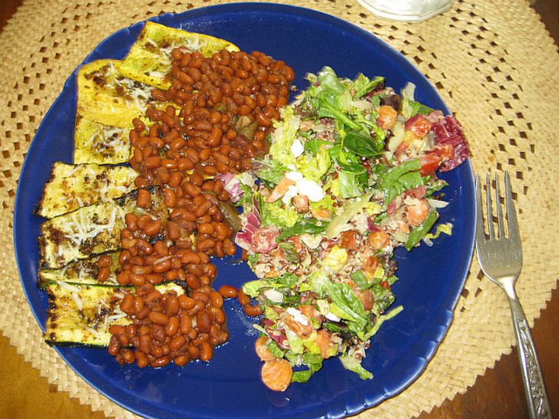 grilled veggies, field peas and salad, yummy 