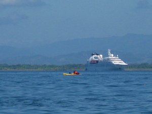 Secret Costa Rica : Hike and Kayak Playa Biesanz