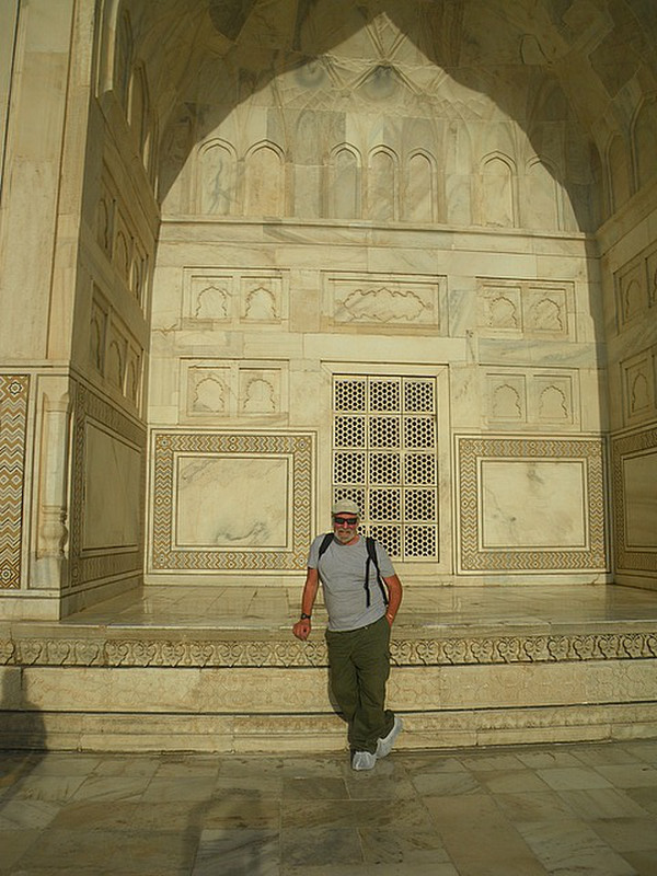 Stan in one of the Taj&#39;s Arches