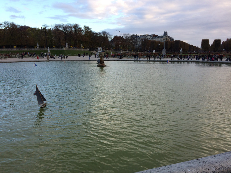Jardin du Luxembourg - sailing boats for kids
