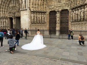 A bridal photo shoot in front of Notre Dame