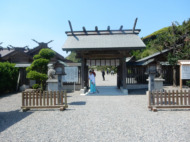 Entrance to Omi shrine