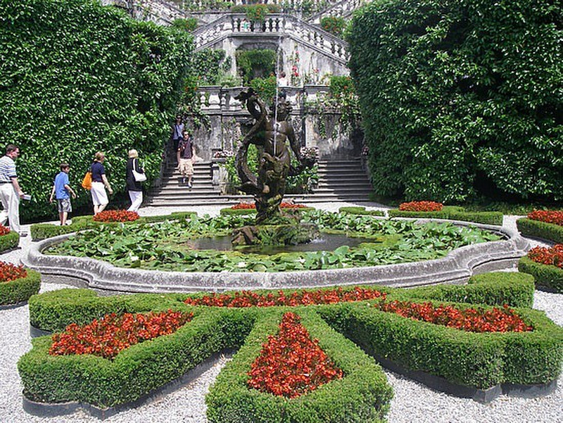 Formal gardens in Carlotta