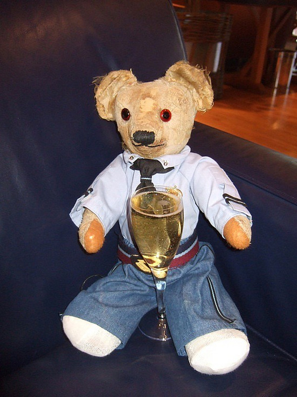 ted gets his champagne in the lounge