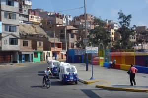Houses and taxis in Lima