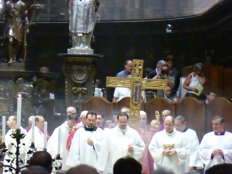 The group carrying the cross to the altar