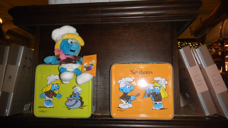 Inside Harrod&#39;s - smurf lunchboxes  :-) 