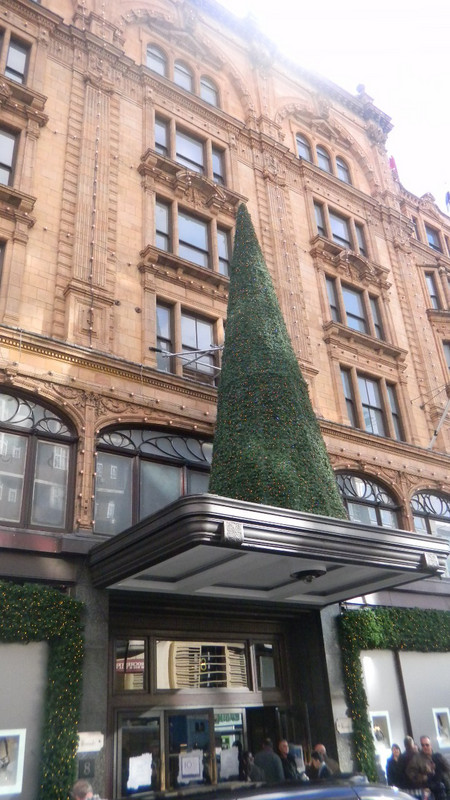 Harrod&#39;s Decked Out for Christmas