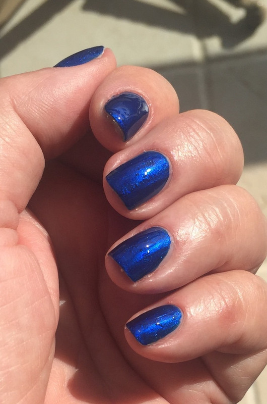 Azure nails to match the Mediterranean Sea
