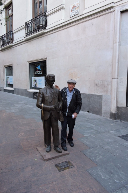 Joe Pereira and statue of blind person in Madrid