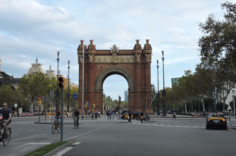Barcelona&#39;s answer to Paris and Arc de Triumph
