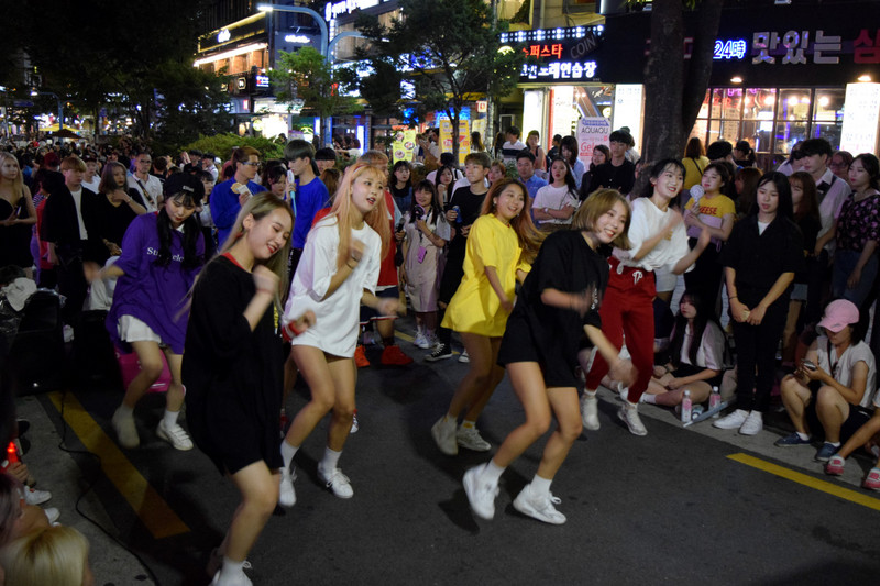 Street performers in Hongdae