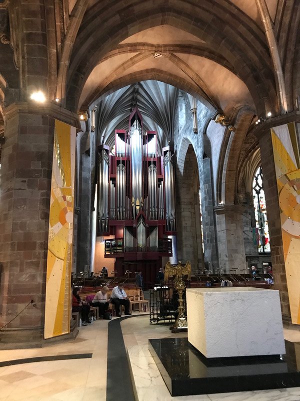 Huge pipe organ at St Giles