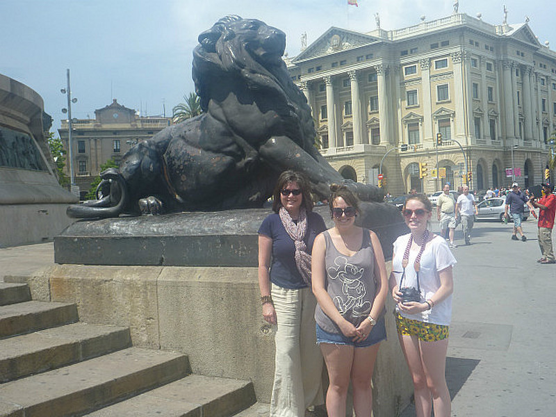 Nikki, Regan and Kelsie at the Colombus Monument