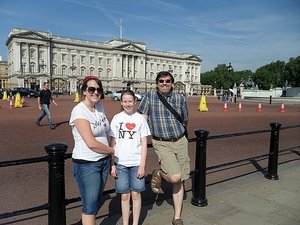 Regan, Kelsie and Ric at Buckingham Palace