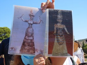 Statues of fertility goddesses found at Knossos