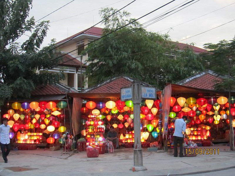 Dusk in Hoi An - Lanterns light up