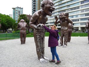 The laughing statues made Pauline laugh.
