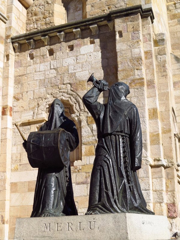 Zamora, Statues representing participants in the Semana Santa (Holy Week)