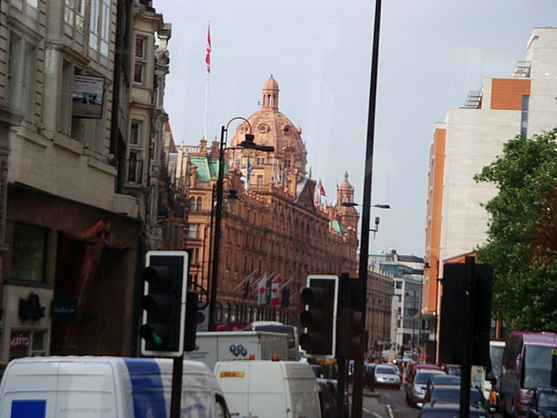 Harrod&#39;s (building with flags)