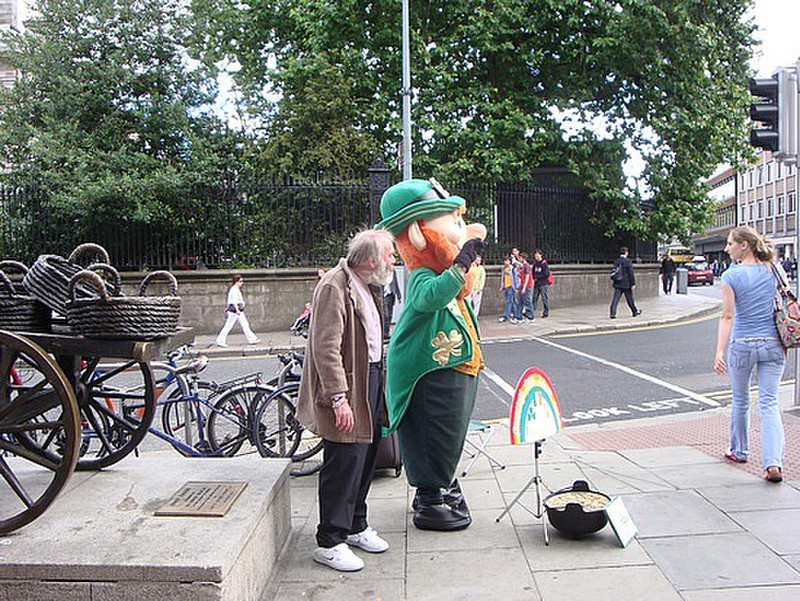 Dublin: statue with crazy person and Leprechaun