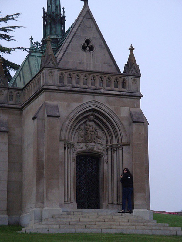 Nomi hugging the mausoleum