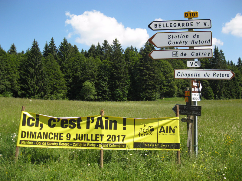 sign tree plus TdF banner near Col de Cuvéry