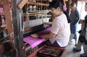 Weaving flax silk