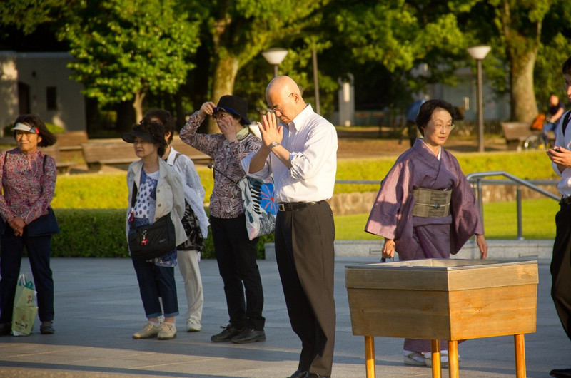 Meditando frente al memorial