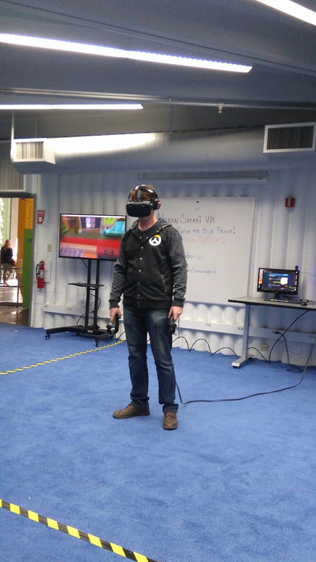 Justin probando la realidad virtual en sfo 
