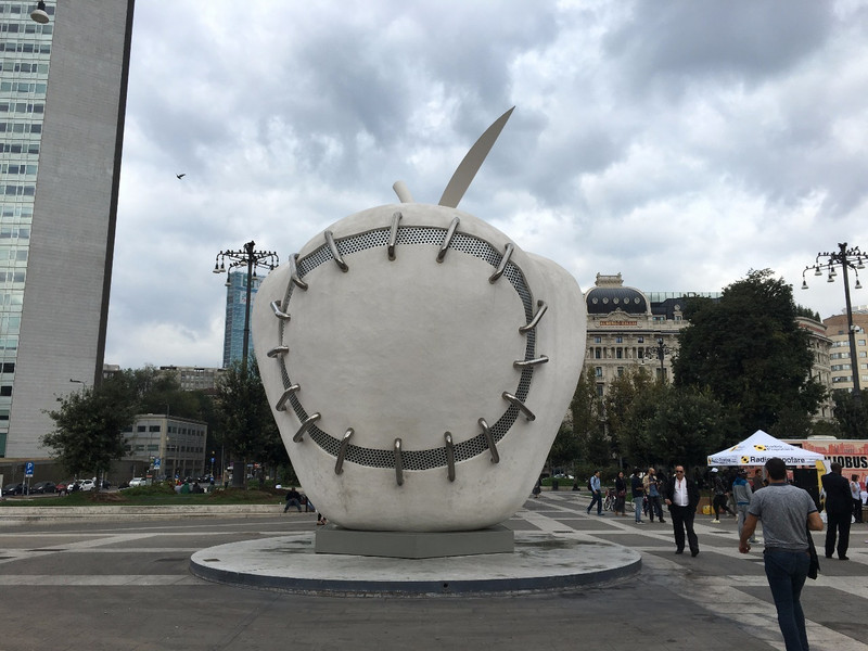 03 Apple in Piazza