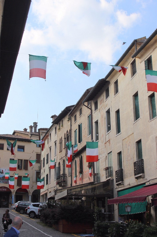 04 Many Italian Flags