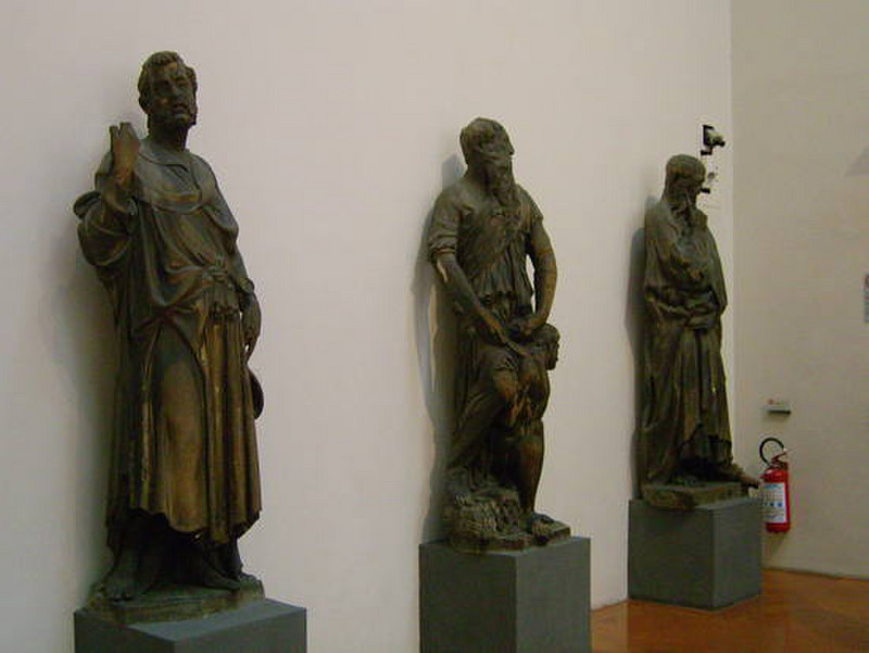 12 Statues
