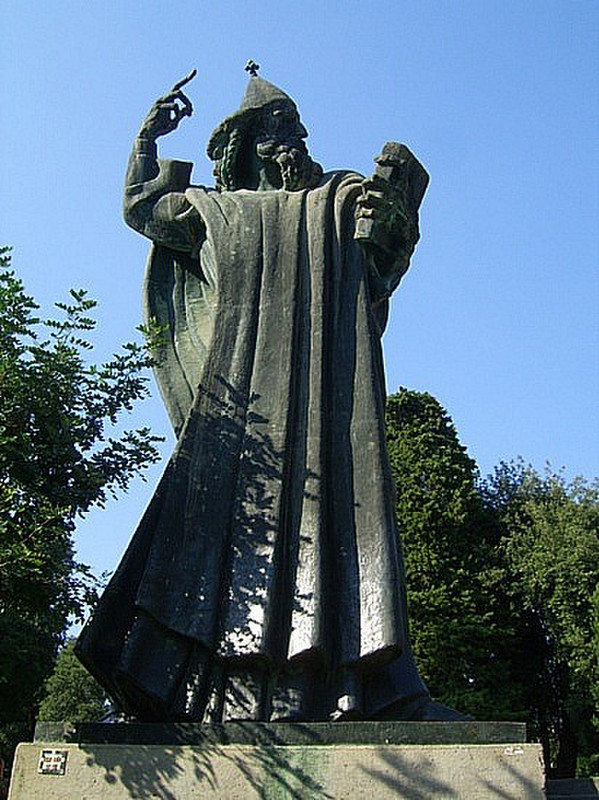 12 Statue