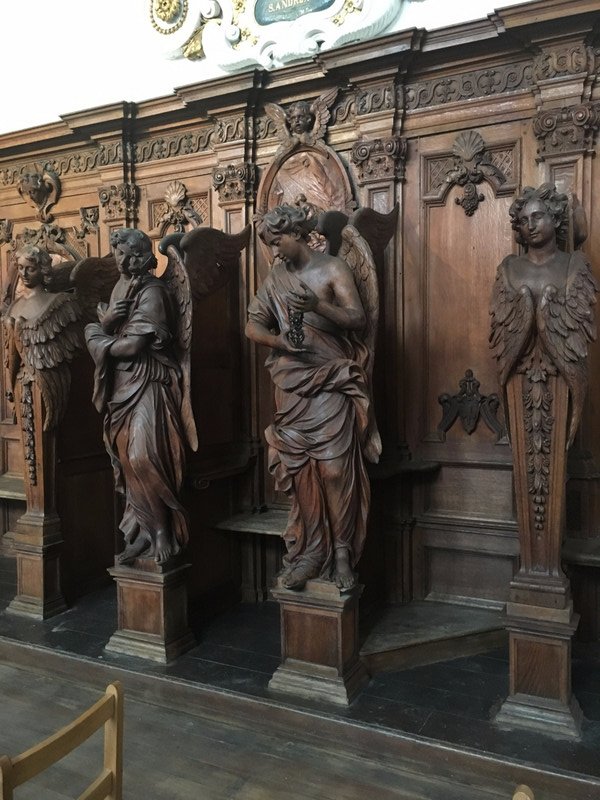 Wood carvings that line the chapel
