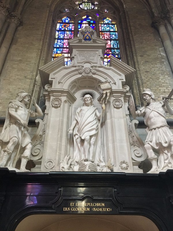 Carvings depicting the resurrection of Christ
