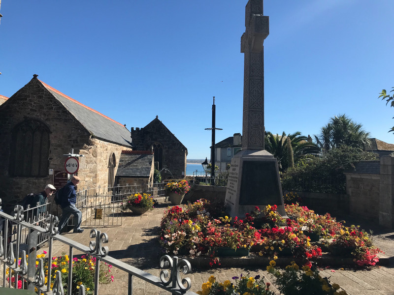 Monument to WW I and WW II in St. Ives