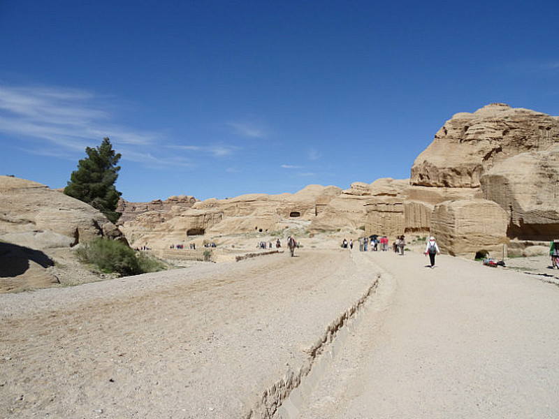 Walk from Visitors&#39; Center to Siq Entrance