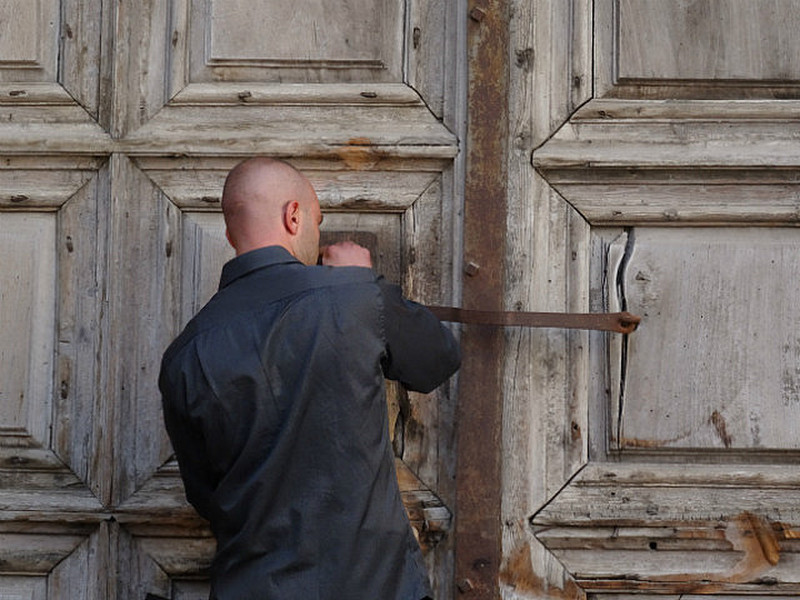 Locking of Holy Sepulchre Doors