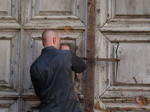 Locking of Holy Sepulchre Doors