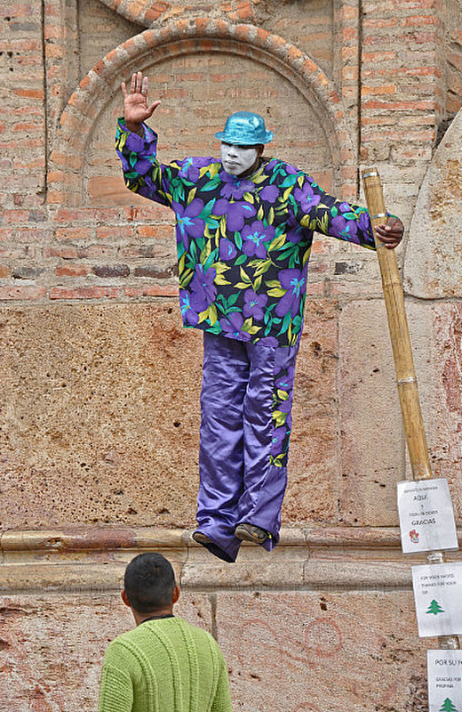 Street performer--how&#39;s he do this