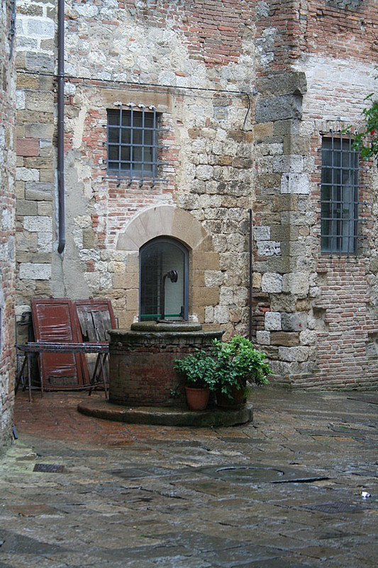 A well, Montepulciano