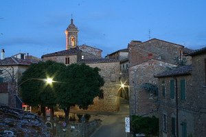 Castelmuzio at night