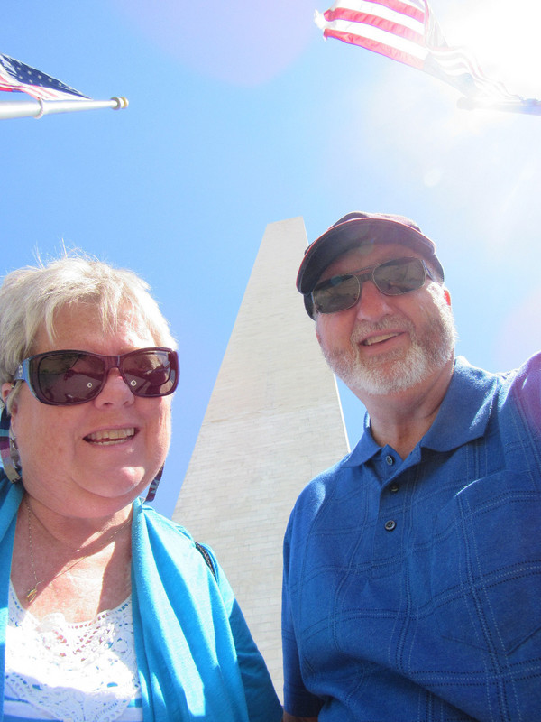 Selfie Washington Monument - notice flags