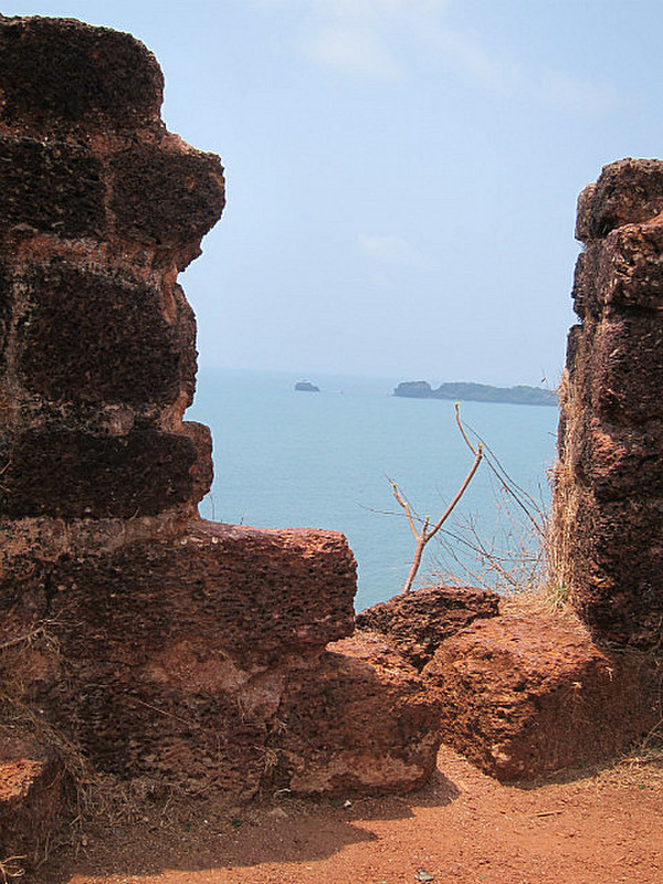 Blick durch die Mauern des Fort.