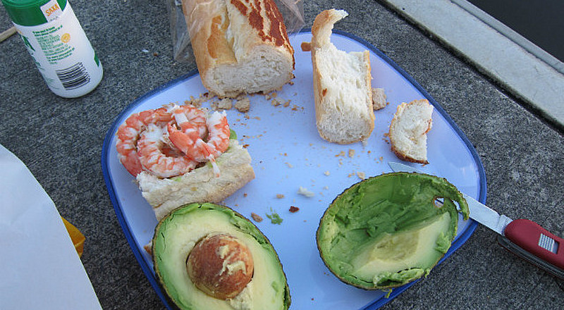 Prawns, Avocado, frisches Baguette