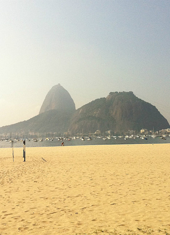 Blick auf den Zuckerhut vom Strand Botafogo.