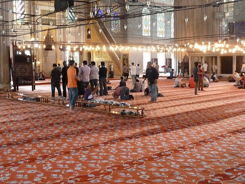 Prayer area underneath the mosque&#39;s dome