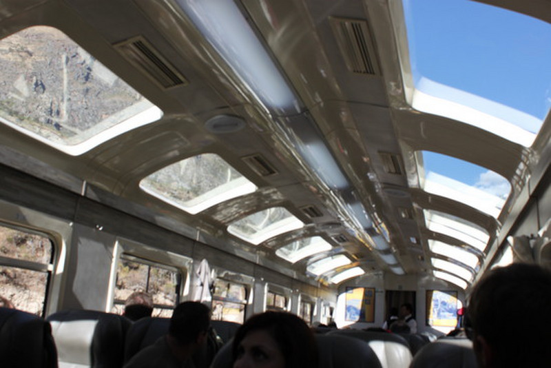 Toget til Machu Pichu med vinduer i taket
